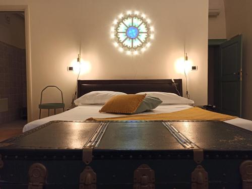 una habitación de hotel con una cama con una maleta. en Riscatto 1514, en Matera