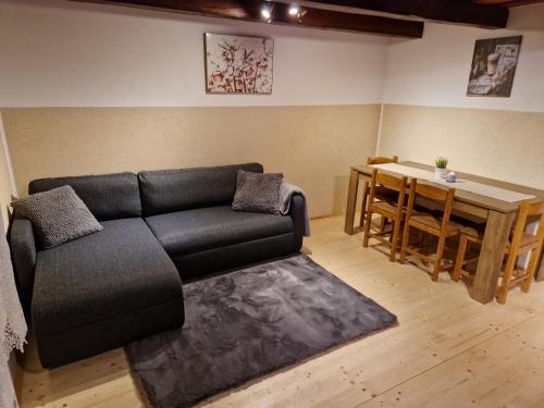 un soggiorno con un divano e un tavolo di Juliana House a Križanče