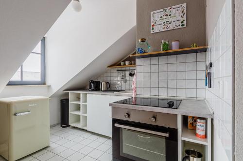 A kitchen or kitchenette at FeWo Am Grassi Museum