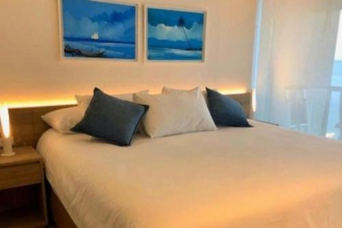 圣安德烈斯Apartamento en Sun Rise con Espectacular Vista al Mar y Playa Privada的卧室配有白色的床和3个枕头