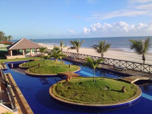 uma vista para a praia a partir da varanda de um resort em Cumbuco Ocean View em Cumbuco