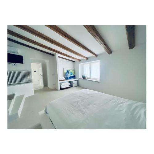 Ein Bett oder Betten in einem Zimmer der Unterkunft Hydria Guest House Art Gallery Dimora d artista con terrazza e vasca idromassaggio nel cuore del borgo antico Artists Home with terrace and jacuzzi in the heart of the old town