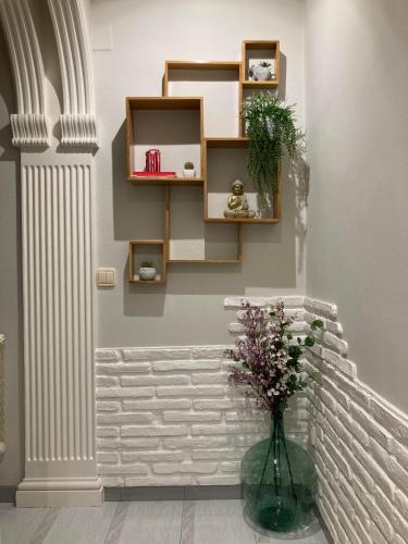 a vase of flowers in a room with a wall at Casa Planta Baja.VTLR1431 in Rincón de Soto