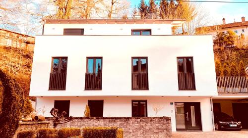 Casa blanca con puertas y ventanas negras en Starnberger See, en Feldafing