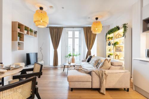 ein Wohnzimmer mit einem Sofa und einem Tisch in der Unterkunft Notting Hill Apartments Collection in London