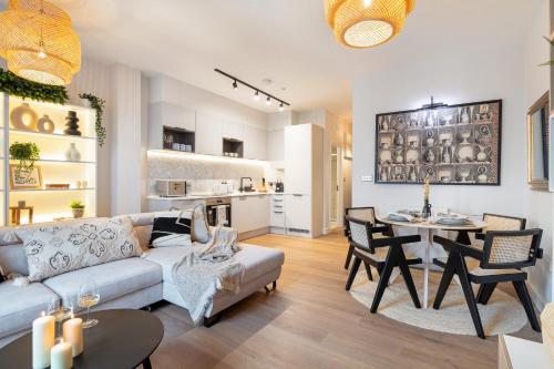 ein Wohnzimmer mit einem Sofa und einem Tisch in der Unterkunft Notting Hill Apartments Collection in London