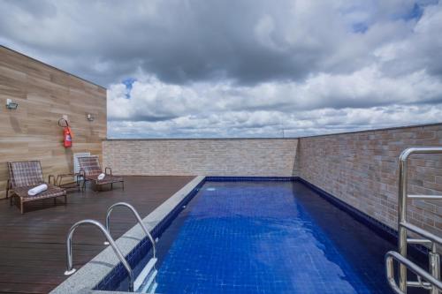 a swimming pool on the roof of a building at Go Inn São Mateus in São Mateus