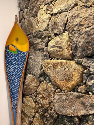 a kayak sitting on top of a stone wall at Casa Amarela in Angra dos Reis