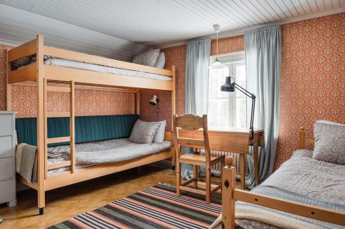 1 dormitorio con 2 literas y ventana en Rustic home surrounded by forest in Skellefteå, en Skellefteå