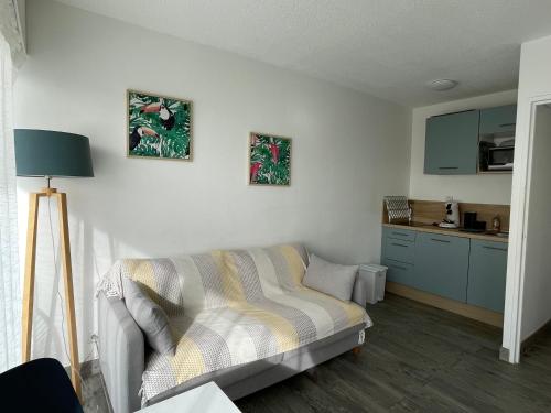 a living room with a bed and a kitchen at Studio 2 pers avec vue sur l'océan in Lacanau