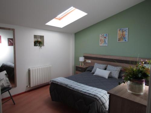 a bedroom with a bed and a couch in a room at VTAR San Francisco 2º in Baeza