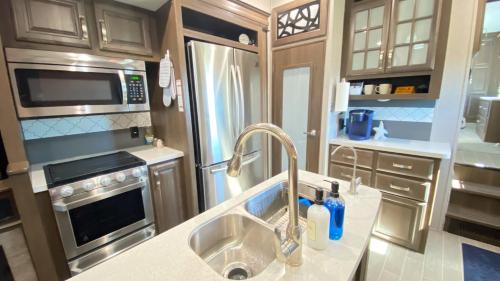 A kitchen or kitchenette at Beachy Getaway & Small Dog Friendly
