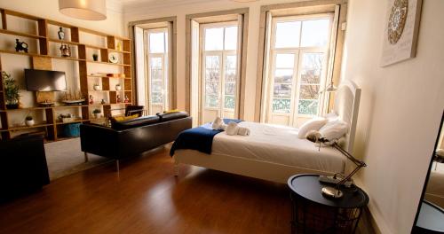 una camera con letto e scrivania di Casa do Recanto - Loft vista rio a Porto
