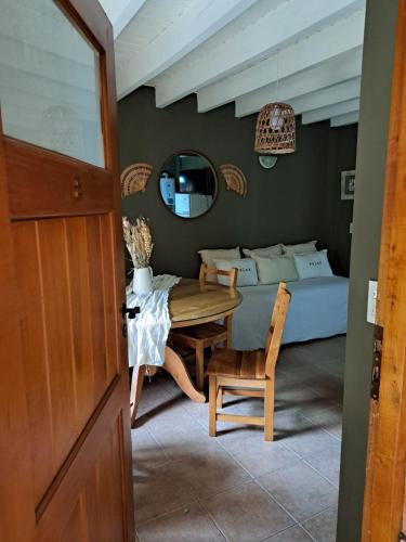 Una mesa y una silla en una habitación con cama en Casa Alta 8 en San Martín de los Andes