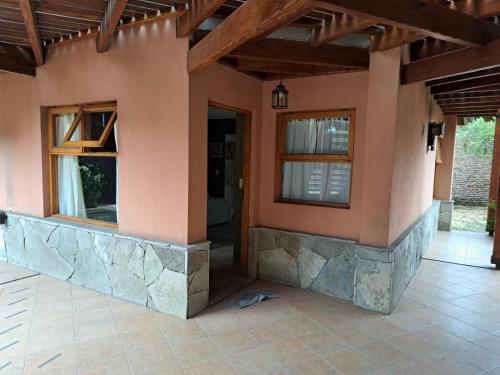 Casa con porche con ventanas y patio. en Casa Alta 8, en San Martín de los Andes