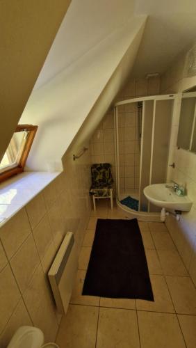 a attic bathroom with a sink and a sink SUP H H Hbestosbestosbestos at Chata Bobrovecká vápenica in Bobrovec