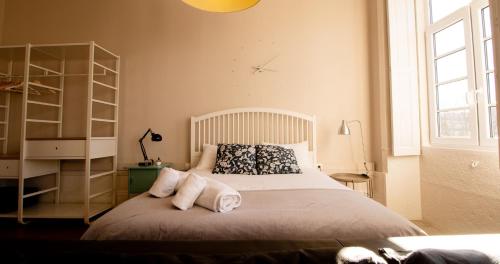 Casa do Recanto في بورتو: غرفة نوم عليها سرير ووسادتين