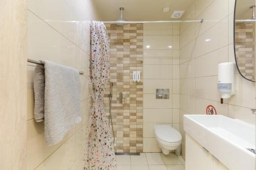 een badkamer met toilet en wastafel bij Sea Stars Apartment 1 in Perea