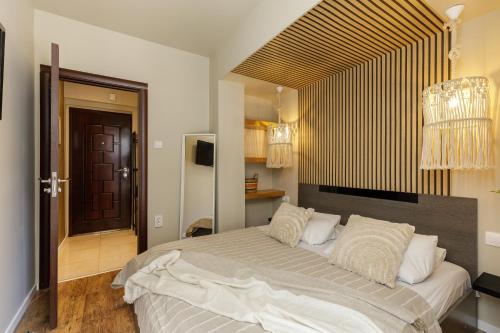 - une chambre avec un grand lit et des oreillers blancs dans l'établissement Sea Stars Apartment 1, à Peraia