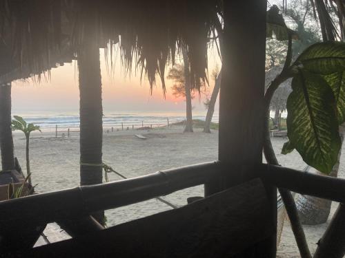 vistas a la playa desde el porche de una casa de playa en Eco cabaña Mimi, en Tuxpan de Rodríguez Cano