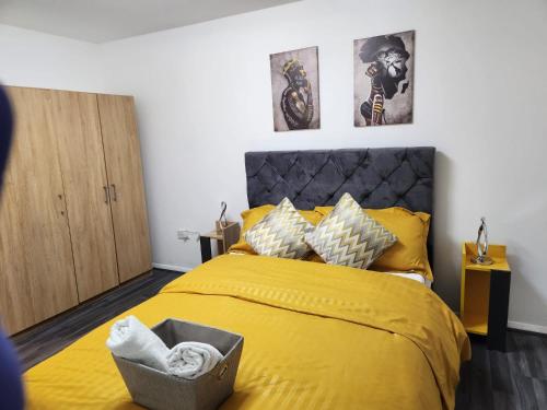 1 bedroom service apartment with Netflix في ثوروك الغربية: غرفة نوم بسرير اصفر مع شراشف صفراء