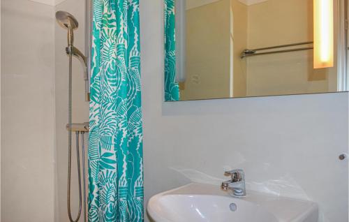 uma casa de banho com um lavatório e uma cortina de chuveiro em Nice Home In Tyringe With Lake View em Tyringe