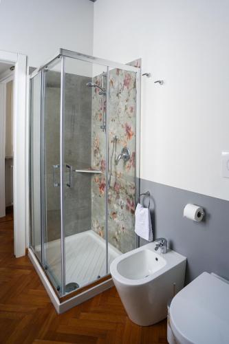 Un baño de [Azalea Suite] Leonardo Academy, MXP & Lakes