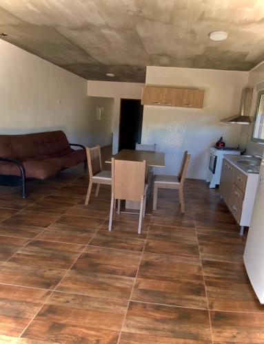 eine Küche und ein Wohnzimmer mit einem Tisch und Stühlen in der Unterkunft Casa pet friendly, se reserva con seña in Piriápolis