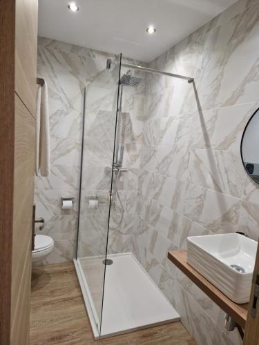 een badkamer met een douche, een toilet en een wastafel bij T2 Cosy proche centre ville avec parking gratuit in Ajaccio