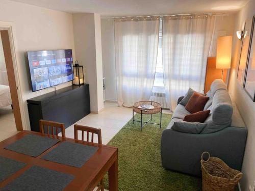 sala de estar con sofá y mesa en ¡Más céntrico imposible! 6Pax+PK, en Andorra la Vella
