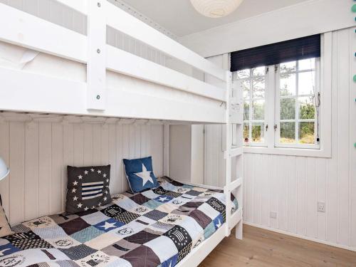 una camera con letto a castello e finestra di Holiday home Blåvand VI a Blåvand