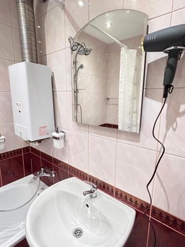W łazience znajduje się umywalka i lustro. w obiekcie APARTAMENT TYCHY MIASTO 60m2 w Tychach