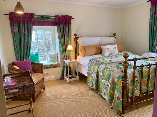Baronheld的住宿－High Moor Cottage，一间卧室设有一张床和一个窗口
