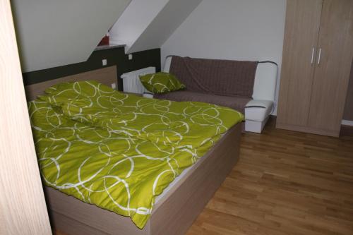 Ein Bett oder Betten in einem Zimmer der Unterkunft Hiša nasprot Sonca