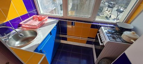 a small kitchen with a sink and a stove at Apartament DR in Mangalia