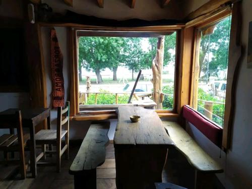サン・ミゲル・デル・モンテにあるHuecubu suitesの木製テーブルと窓が備わる客室です。