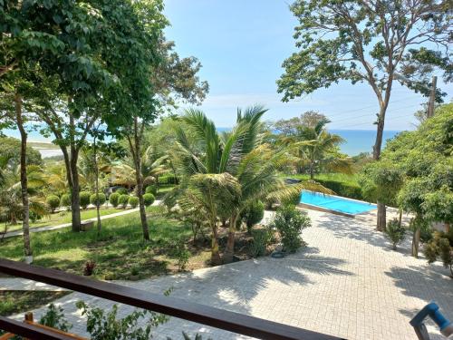 uma vista a partir da varanda de um resort com piscina em L'Oasis Don Juan em Don Juan