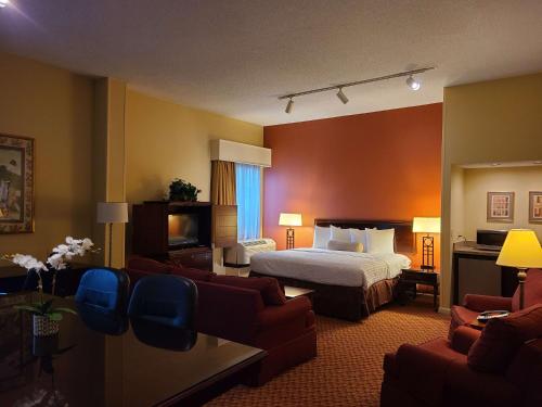 une chambre d'hôtel avec un lit et un canapé dans l'établissement Best Western Hickory, à Hickory