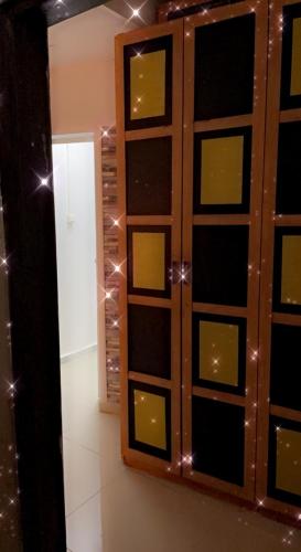 uno specchio in una stanza con porta in legno di Shanti Boutique a Netanya