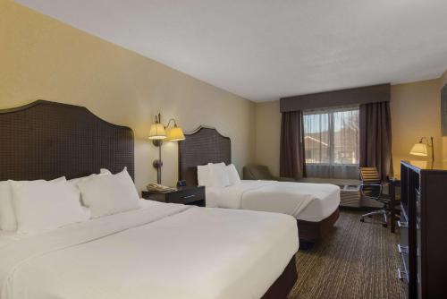una camera d'albergo con due letti e una finestra di Best Western Grove City Inn a Grove City