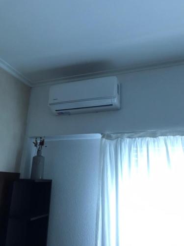 Habitación con ventilador de techo y ventana. en Departamento excelente ubicación en La Plata