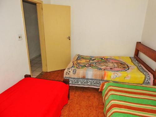 a small room with two beds and a mirror at Sitio Vila Cristina - Mogi in Mogi das Cruzes