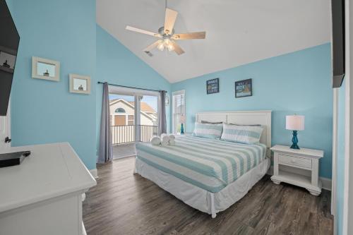 - une chambre avec un lit et un ventilateur de plafond dans l'établissement Beautiful Beach House w/Ocean View! Ocean Lakes SC, à Myrtle Beach
