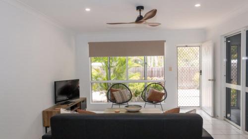 uma sala de estar com um sofá e uma janela em Unit 7 Beachcomber, Arcadia em Arcadia
