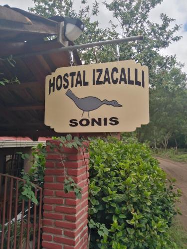 una señal para un hospital kazemia somris en Hostal Izacalli en Los Potrerillos