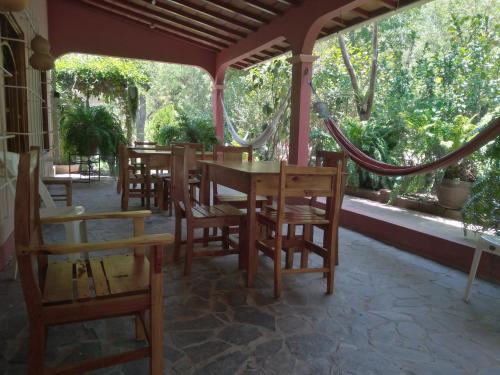Hostal Izacalli في Los Potrerillos: غرفة طعام مع طاولة وكراسي