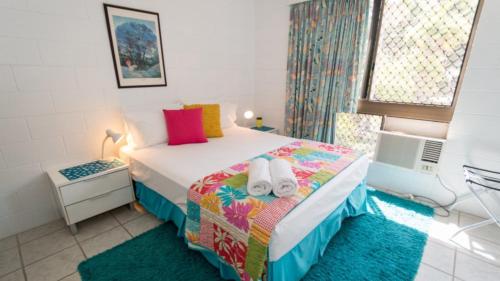 1 dormitorio con 1 cama con toallas en Magnetic Reef Unit 5 en Arcadia