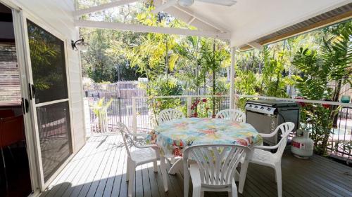 una veranda con tavolo e sedie su una terrazza di Magnetic Dreams Unit 1 ad Arcadia