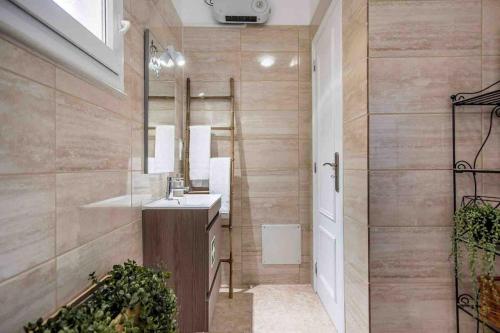 bagno con lavandino e specchio di Terraços do Vau 108 a Portimão