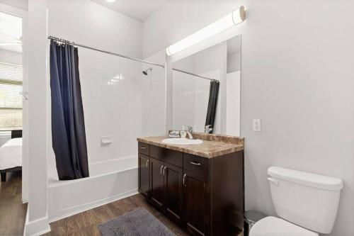 Ένα μπάνιο στο The Isabella: Riverwalk Loft